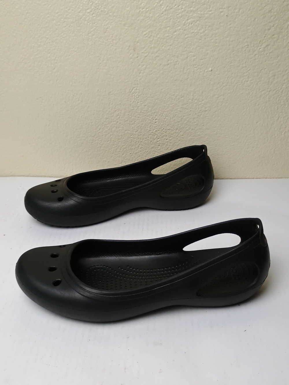 CROCS Kadee Size 10 Women's Black Slip-On Ballet Flats with Cutout Details